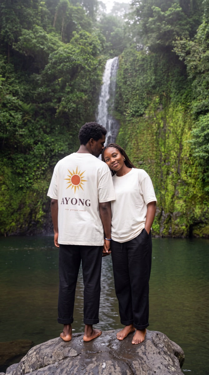 Pareja con camisetas Ayong en la cascada de Ureka