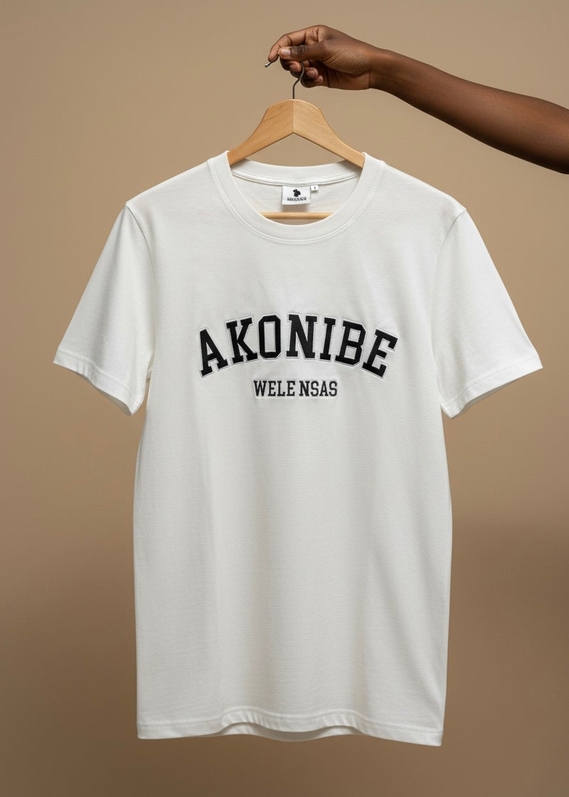 Camiseta Akonibe bordada en negro - Unisex