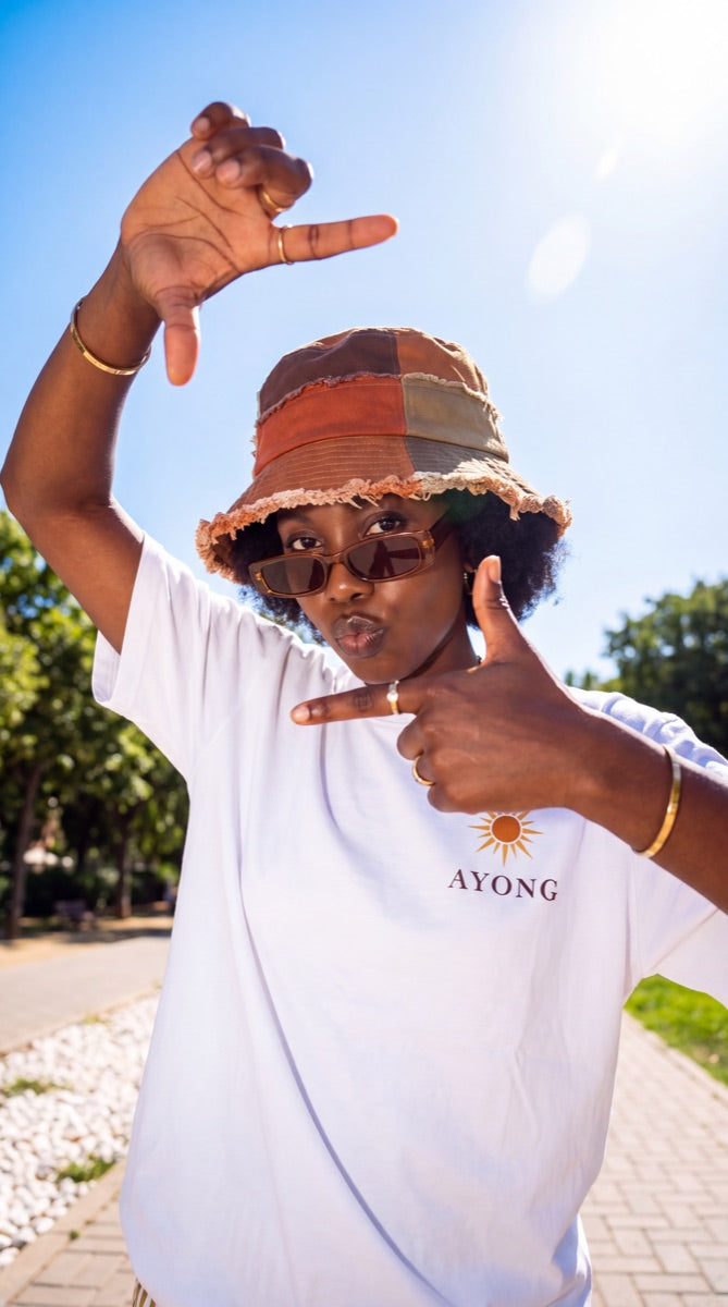 Chica con camiseta Ayong del sol